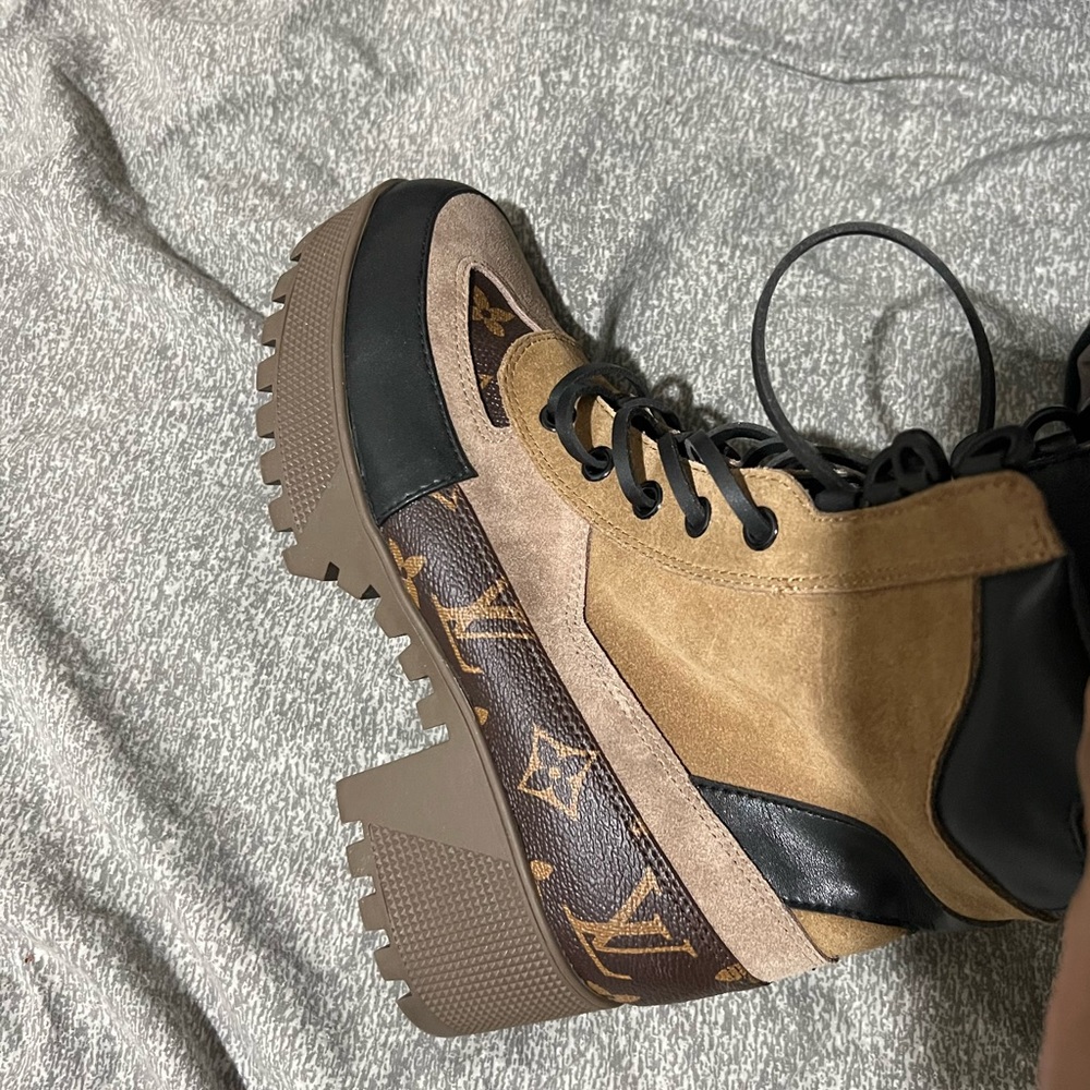 Laureate Platform Desert Boot - Beige